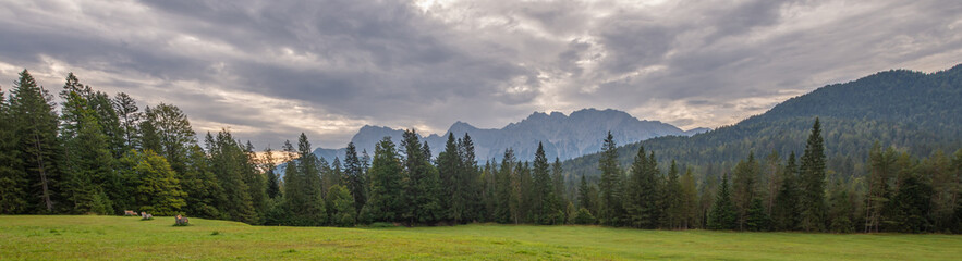 Fototapeta na wymiar Die Berge von Südtirol / Blick ins Grüne