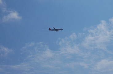 Avión en cielo azul