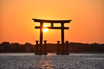 弁天島の鳥居に沈む夕日