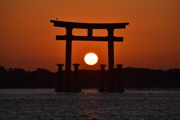 弁天島の鳥居と夕日