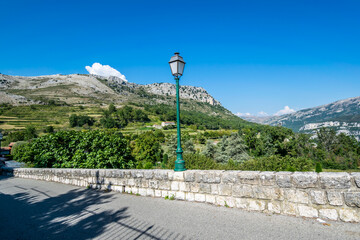 Gourdon surnommée le nid d'aigle se situe dans les Alpes-Maritimes sur la Côte d'Azur.	

