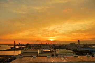 川崎マリエンから見る日没と京浜工業地帯の夕景