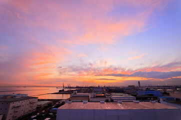 川崎マリエンから見るマジックアワーの京浜工業地帯の夕景