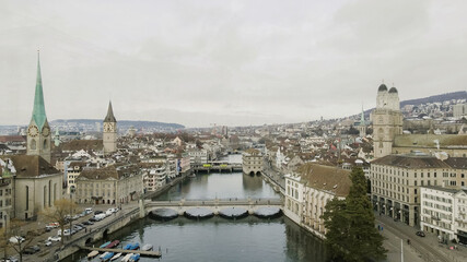 Fototapeta premium Zürich Limmat Winter (Kirche Fraumünster, St Peter, Rathaus, Wasserkirche, Grossmünster)