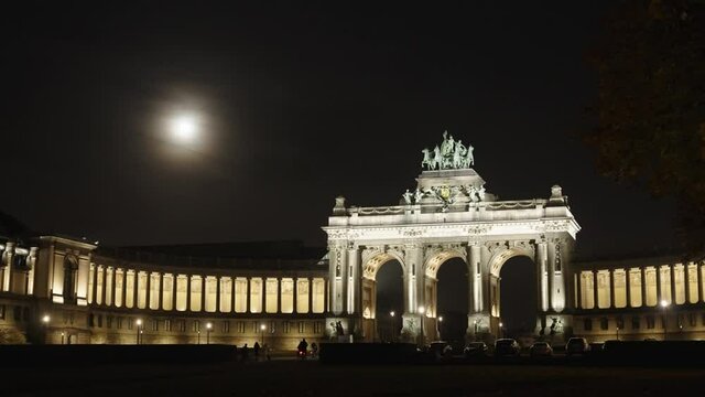 Skyline night view of Brussels with the triple Triumphal Arch in Parc du Cinquantenaire (Jubelpark)