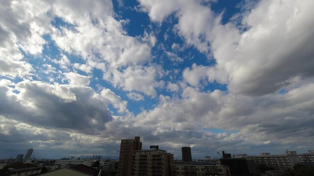 タイムラプスで撮影した名古屋の住宅地と上空の空の風景