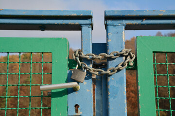 gittertor mit kettenschloss