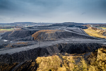Hałda Pochwacie - częściowo zrekultywowane, czynne składowisko odpadów pogórniczych węgla...