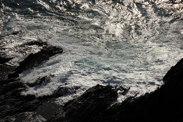 Obraz premium sea waves crashing on rocks 