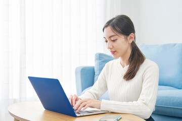 女性　パソコン　リビング