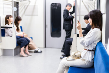 電車に乗る若い女性