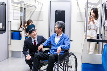 車椅子で電車に乗る男性