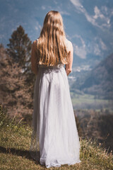 Fototapeta na wymiar Mädchen mit langem Kleid