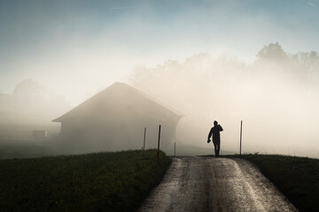 Promenade dans le brouillard dans la campagne Fribourgeoise dans la région de Romont.
Paysage en...
