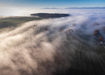 Vue aérienne du brouillard sur les hauteurs de Billens dans le canton de Fribourg en Suisse