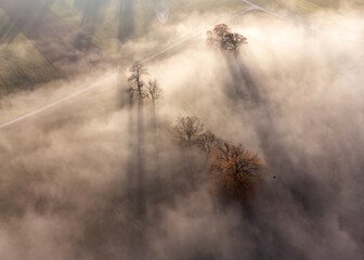 Vue aérienne du brouillard sur les hauteurs de Billens dans le canton de Fribourg en Suisse