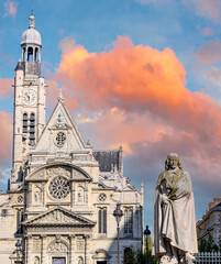 Estatua a Corneille e iglesia de Saint Etienne du Mont en Paris, Francia.JPG