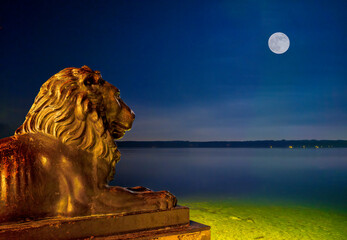 Löwenskulptur am Starnberger See bei Nacht, Tutzing, Bayern, Deutschland