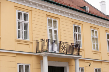 Gelbes Haus mit Balkon mit historischer Fassade