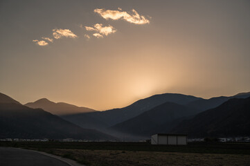Obraz premium 夕暮れ時の農村 朝日村