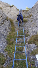 Wanderer beim Aufstieg über die Leiter zum Steineberg in der Nagelfluhkette in den Allgäuer Alpen