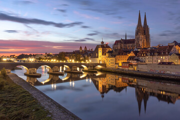 Fototapeta na wymiar wunderschöner Sonnenaufgang über Regensburg mit herrlichen Wolken und einem tollen Licht