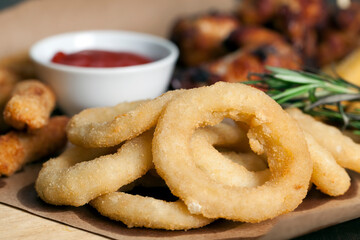 a set of dishes consisting of baked chicken wings , sets in a cafe