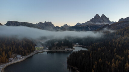 Drohnenflug durch den Nebel über den Lago Misurina in den Dolomiten in Italien