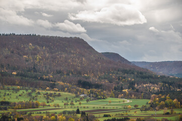 Herbstliches Panorama der schwäbischen Alb mit dramatischem Wolkenhimmel bei Gönningen.