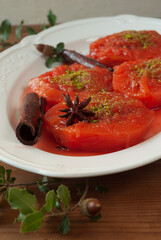 Baked quince with heavy cream