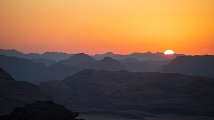 tramonto nel deserto Wadi Rum, in Giordania