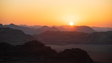tramonto nel deserto Wadi Rum, in Giordania