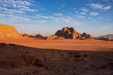 Fototapeta na wymiar tramonto nel deserto Wadi Rum, in Giordania