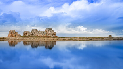 La maison du gouffre dans une jolie ambiance de nuages bleus et blancs (Bretagne)