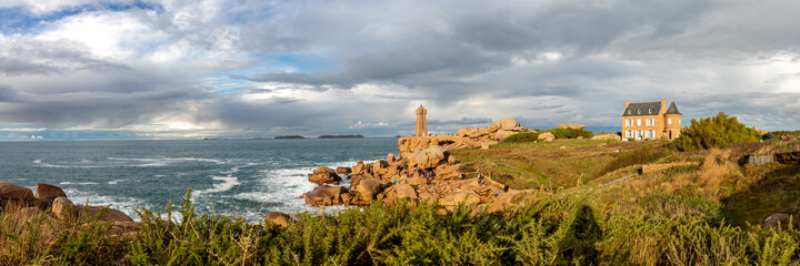 Photographie panoramique du phare Mean Ruz et du littoral breton à Perros-Guirec (Bretagne, côte...