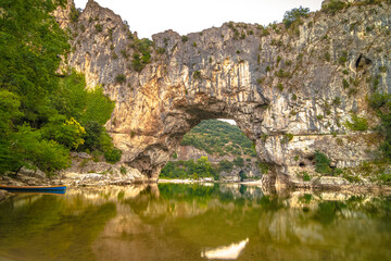 Fototapeta na wymiar Vue de Vallon Pont d'Arc, site touristique en Ardèche, Sud de la France. 