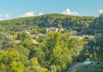 Village de Vogüé en Ardèche, dans le sud de la France.