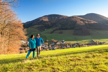 Fototapeta na wymiar Wanderpaar im Voralpenland bei Eschenau