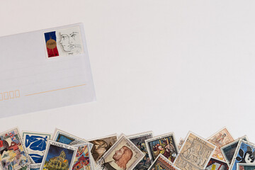 Timbres de collection en vrac avec une enveloppe.	