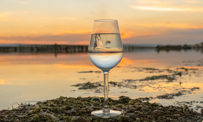 Vue d'un verre à vin avec un coucher de soleil .