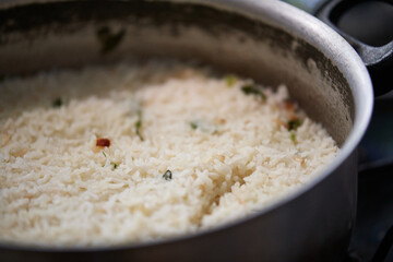 arroz hecho en casa. Arroz blanco con especias. COmida casera.