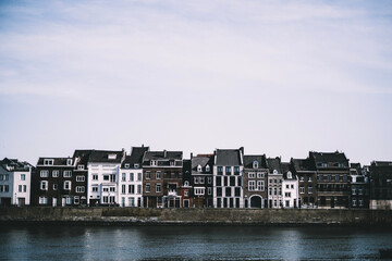 Fototapeta na wymiar houses on the river - maastricht