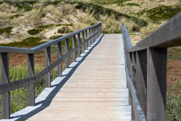 Der Weg zum berühmten und bekannten Strandübergang „Buhne 16“ über den Holzsteg durch die...