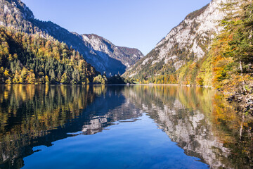 Fototapeta na wymiar Idyllic mountain lake Leopoldsteinersee surrounded by mountains in Austria in the morning during autumn