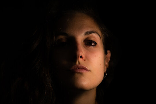 retrato de chica mirando a la c&aacute;mara