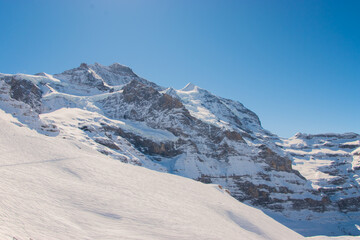 Obraz premium Beautiful panoramic view of snow-capped mountains in the Swiss Alps..