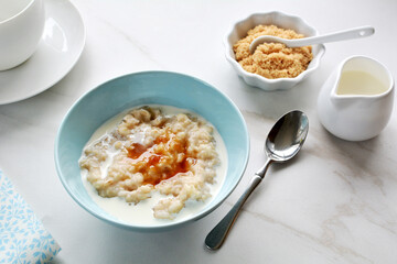 Oatmeal with cream and brown sugar