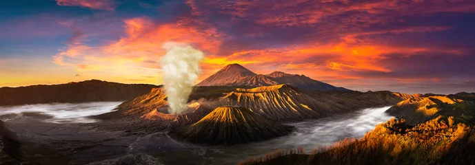 Fotobehang Zonsopgang bij vulkaan Bromo, Java © Sergii Figurnyi