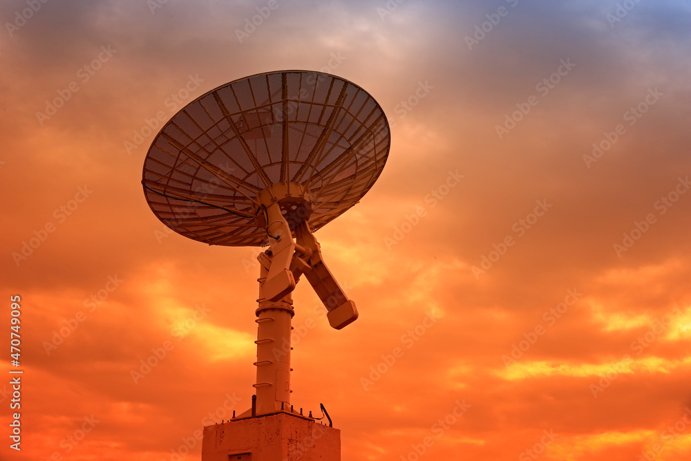 Wall mural The silhouette of a radio telescope observatory