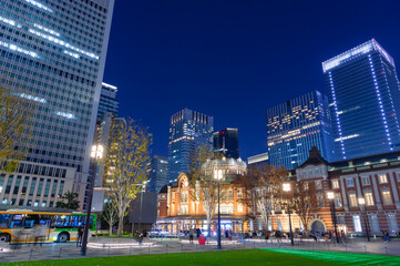 東京都千代田区丸の内の東京駅周辺の夜の都市景観